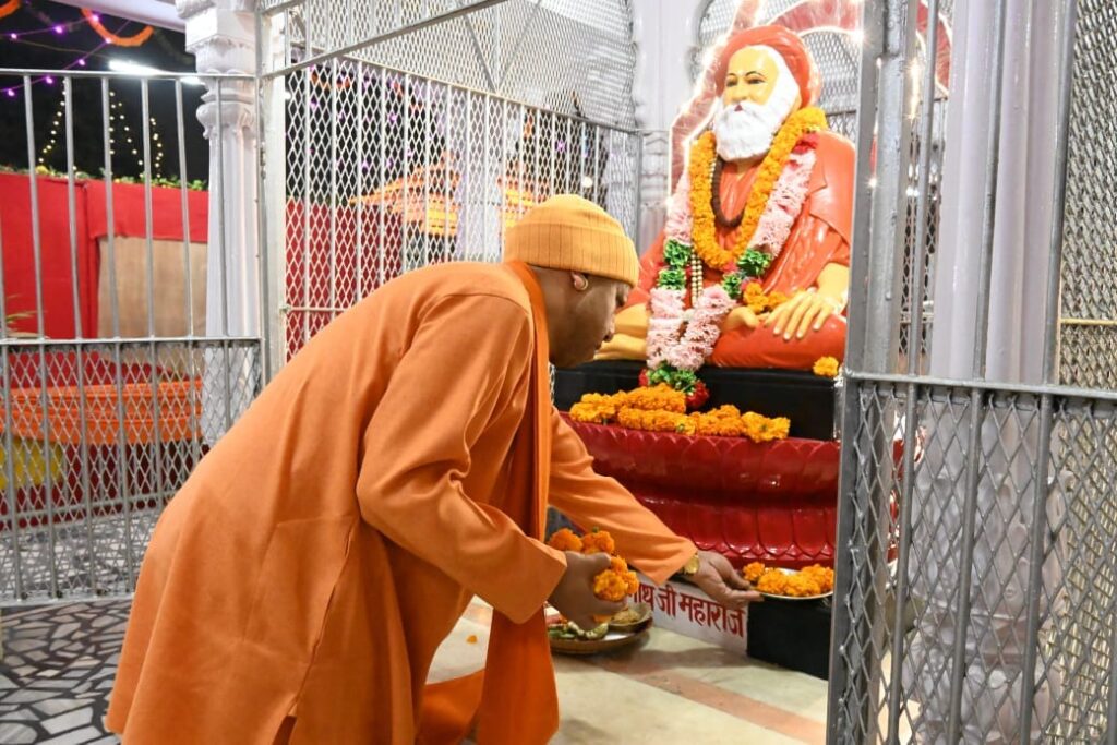 CM योगी आदित्य नाथ ने खिचड़ी चढाई