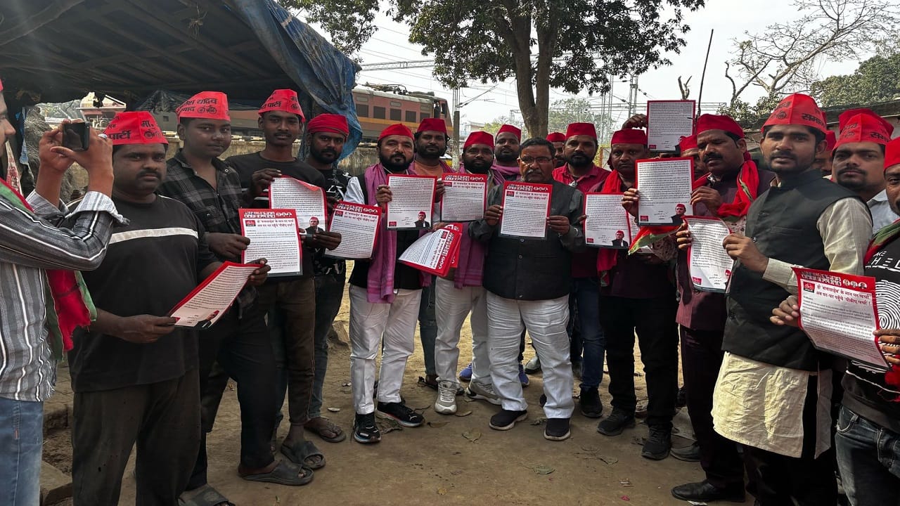 पीडीए का पर्चा घर घर चर्चा,सपा नेताओं ने चलाया जनसंपर्क अभियान, नगर अध्यक्ष नदीमउलहक़ तन्नू की अध्यक्षता में आयोजित हुई गोष्ठी