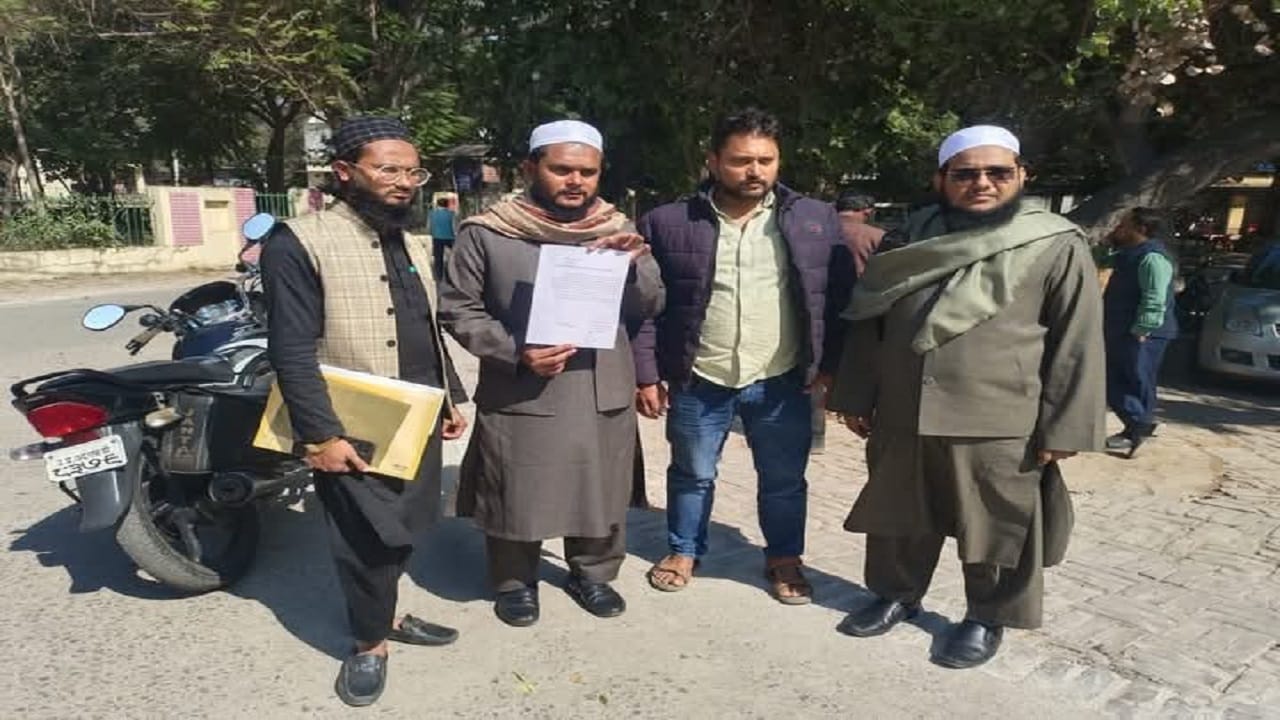 मदरसा संचालकों ने उपजिलाधिकारी को सौंपा ज्ञापन