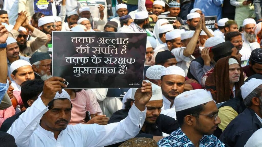 दिल्ली जंतर मंतर पर विरोध जताते लोग