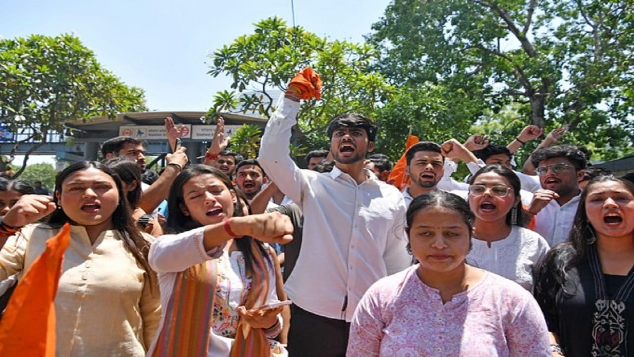 अखिल भारतीय विद्यार्थी परिषद (ABVP) भारत का एक प्रमुख छात्र संगठन है, जिसकी स्थापना 1949 में राष्ट्रीय स्वयंसेवक संघ (RSS) के छात्र विंग के रूप में हुई। यह संगठन "राष्ट्र निर्माण में युवाओं की भूमिका" के विचार पर केंद्रित है और भारतीय संस्कृति, शिक्षा सुधार, और राष्ट्रीय एकता को बढ़ावा देने की बात करता है।