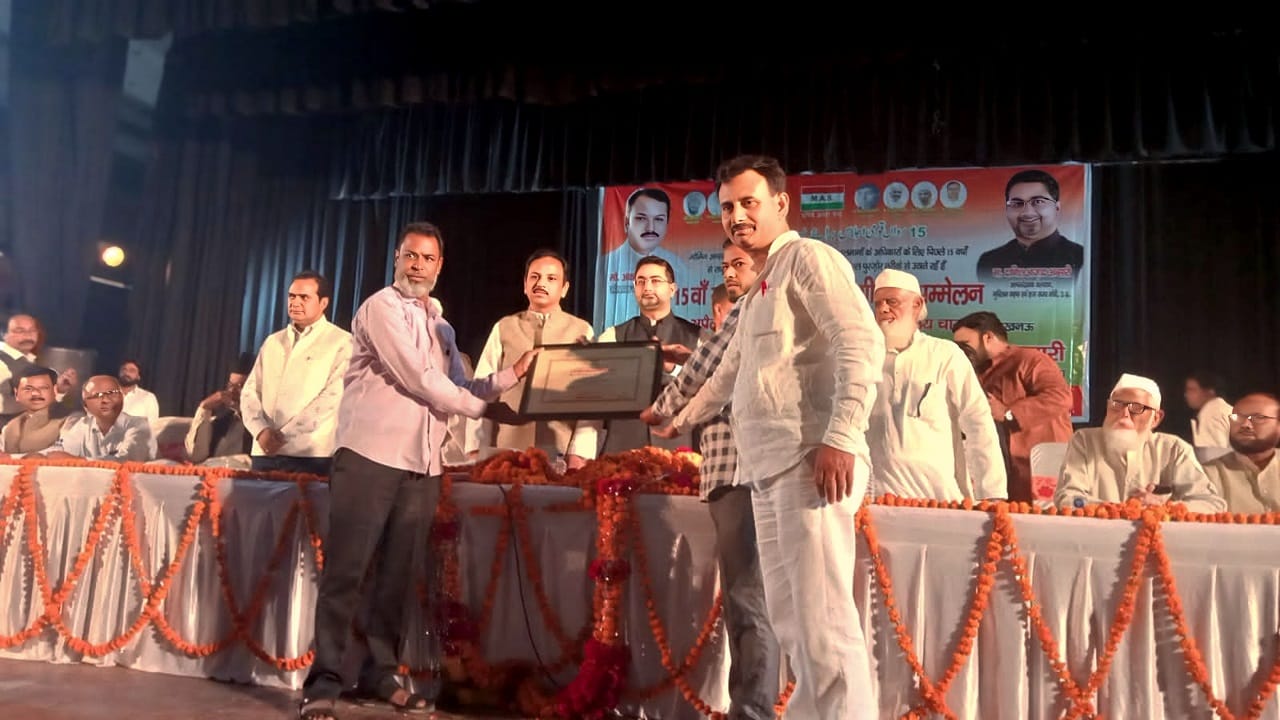 दानिश आज़ाद अंसारी ने ज़की तारिक बाराबंकवी को सम्मानित किया