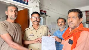 पराली में आग, ग्रामीणों व दमकल ने मिलकर पाया आग पर काबू